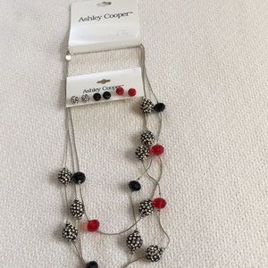 Rhinestone and  earrings set NWT very pretty set🌷